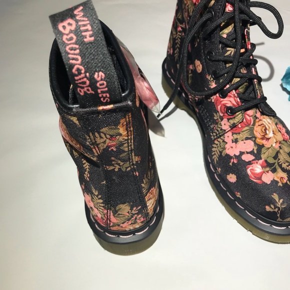🚫SOLD🚫Dr. Martens floral fabric size 9 - Picture 4 of 6